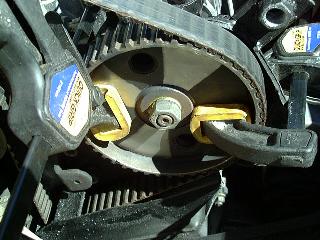 Pickup wheel on injector sprocket